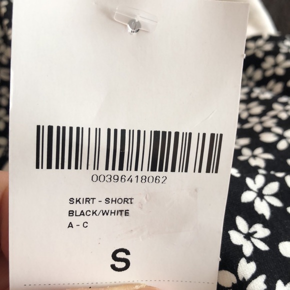 Forever 21 black with white flowers skirt - Picture 6 of 6